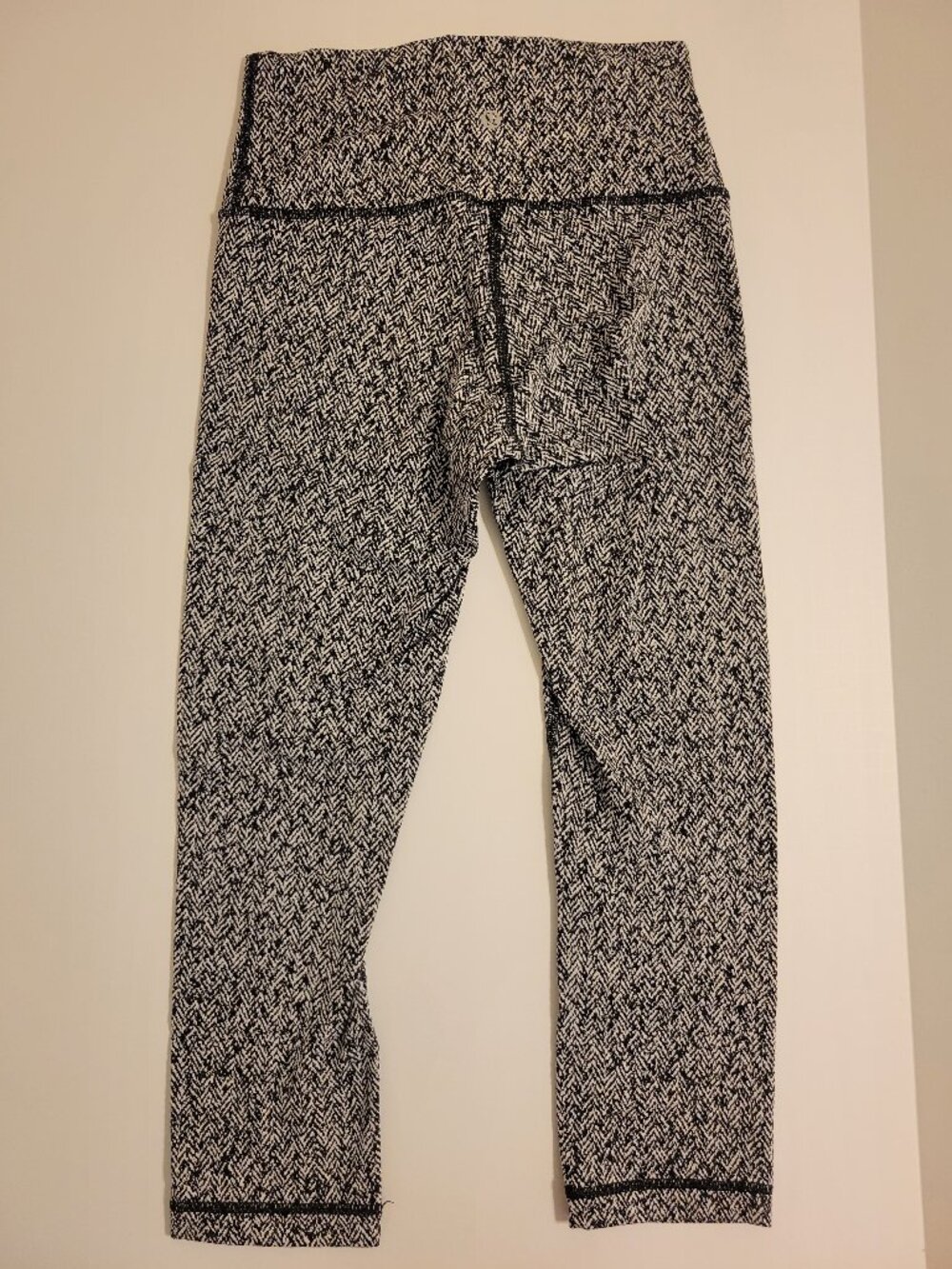 Lululemon High-Rise Capri | Size 6| Black/White Herringbone | Gently Used
